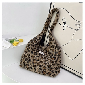 Gros plan du sac seau en peluche à motif léopard avec une étiquette blanche minimaliste