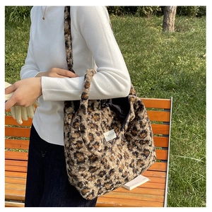 Gros plan sur le sac cabas en peluche à motif léopard montrant la texture douce