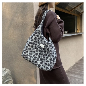 Détail d'un sac cabas en fausse fourrure léopard avec étiquette blanche minimaliste
