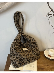 Sac seau chic en fausse fourrure à imprimé léopard avec texture douce et grand volume