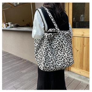 Detail of leopard print canvas tote bag with wide strap and large storage capacity