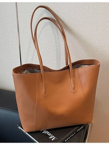 Minimalist brown large-capacity tote bag in smooth PU leather for women's daily commute
