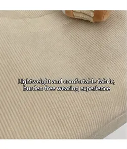 Dettaglio del tessuto in velluto a coste beige con trama a coste su una borsa tote