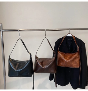 Gros plan de sacs hobo en cuir PU rétro en noir, marron foncé et couleur caramel