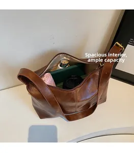 Vue macro de l'intérieur spacieux d'un sac hobo en cuir marron brillant pour les essentiels