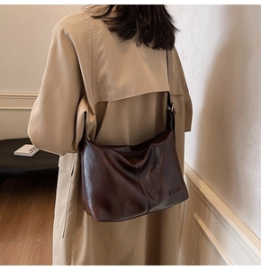 Détail du grand sac cabas marron vintage montrant sa texture et son porté sur modèle