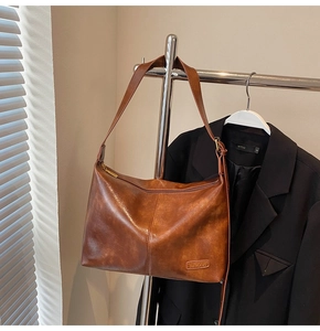 Détail d'un grand sac cabas vintage en similicuir marron avec étiquette NIFNORA
