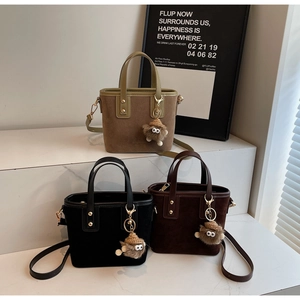 Trois mini sacs cabas en daim noir, marron et kaki avec de mignons charms monstre en peluche