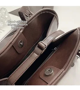 Détail de l'intérieur du sac cabas vintage avec fermoir aimanté et couture à la main soignée