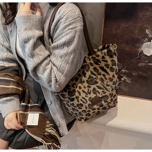 Dettaglio della borsa tote leopardata in ecopelliccia con tracolla e sciarpa a righe
