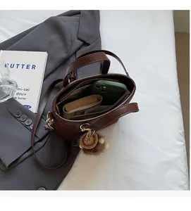 Vue de dessus de l'intérieur du sac seau marron foncé montrant sa grande capacité de rangement