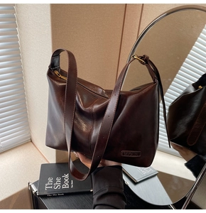 Détail du grand sac cabas marron foncé en simili cuir avec large bandoulière réglable