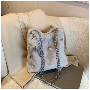 Sac à bandoulière gris en peluche avec nœud en strass et perles sur blazer élégant