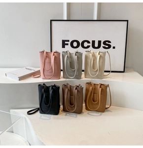 Mini sacs bandoulière en six coloris en cuir litchi texturé avec quincaillerie argentée