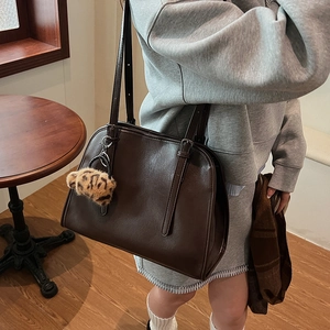 Vue détaillée du sac cabas vintage marron foncé avec pendentif motif léopard
