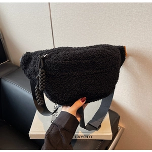 Detail der schwarzen Teddy-Fleece-Umhängetasche mit einem geflochtenen Knoten-Reißverschluss