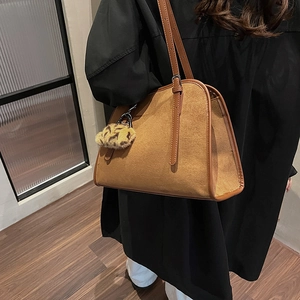Détail du sac cabas marron en daim synthétique avec porte-clés à motif léopard