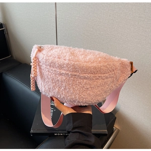 Detail der weichen rosa Sherpa-Fleece-Gürteltasche mit Nylonriemen und Webetikett
