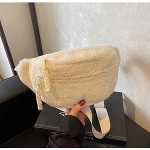 Detaillierte Nahaufnahme der cremefarbenen Fleece-Gürteltasche mit gewebtem Seilzug
