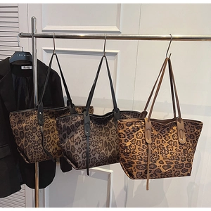 Détail de grands sacs cabas à imprimé léopard en trois couleurs pour la mode quotidienne