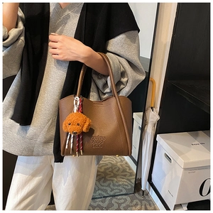 Sac seau marron en cuir grainé avec charme de peluche et logo embossé chic