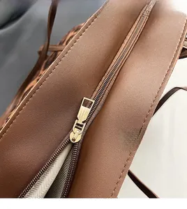 Détail du zip doré et de la doublure en chevrons sur le grand sac cabas à imprimé léopard