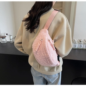 Detail der rosa Sherpa-Umhängetasche mit Doppelreißverschluss und verstellbarem Gurt