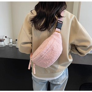 Detailansicht der rosa Teddy-Gürteltasche mit verstellbarem Gurt an weiblichem Model