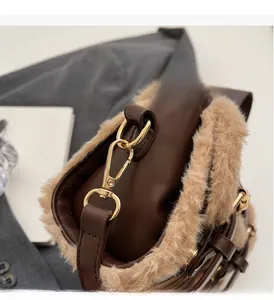 Gros plan sur les boucles dorées et la texture en peluche de ce sac à main chic