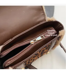 Détail de la fermeture éclair dorée fluide sur le sac à main imprimé léopard