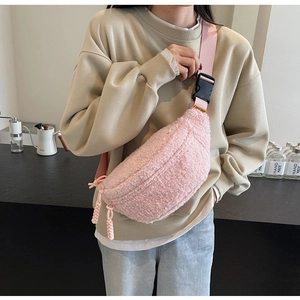 Detail der rosa Fleece-Umhängetasche mit verstellbarem Gurt und Schnalle