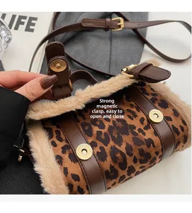 Détail du mini sac léopard montrant la boucle magnétique et le bord en peluche douce
