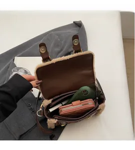 Vue intérieure du sac bandoulière en peluche avec espace pour téléphone et objets