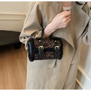 Détail du mini sac léopard avec garniture en fausse fourrure noire et boucles dorées chic