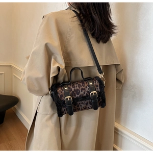 Détail du sac léopard vintage avec garniture en fausse fourrure noire et boucle dorée