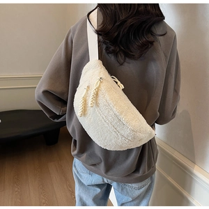 Detail der weißen Sherpa-Umhängetasche mit strukturiertem Fleece und gewebtem Reißverschluss