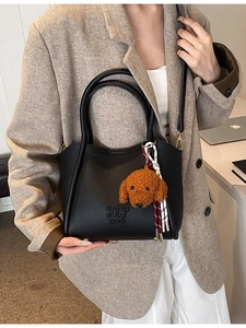 Sac Seau en Cuir PU Texture Litchi Vintage pour Femmes Sac à Main Avec Pendentif en Peluche Bandoulière Réglable