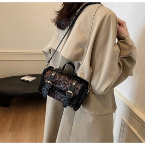 Détail d'un sac léopard avec bordure en fausse fourrure et boucles dorées chic