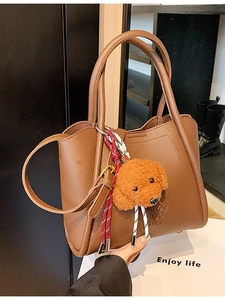 Sac seau en cuir grainé marron caramel avec pendentif ours et bandoulière tressée