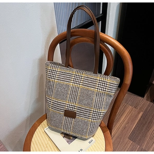 Vue détaillée du grand sac cabas à motif pied-de-poule avec poignées en cuir marron