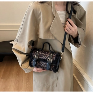 Sac bandoulière léopard avec garniture en peluche porté sur un trench-coat beige