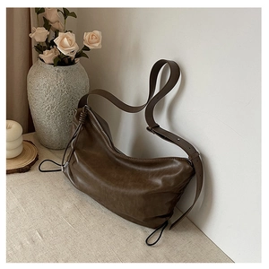 Detail of the high-quality dark brown faux leather hobo bag with adjustable strap and metal zipper