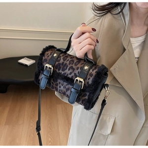 Détail du sac cylindrique léopard avec bordure en fausse fourrure et boucles d'or