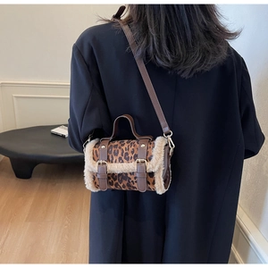 Détail du sac à bandoulière léopard avec garniture en fausse fourrure et lanière en cuir PU