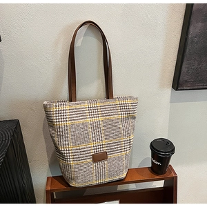 Dettaglio di una borsa tote vintage con stampa leopardata su uno scaffale in legno