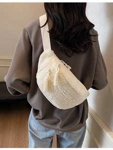 Minimalistische cremefarbene Crossbody-Tasche aus Teddyvlies mit gewebtem Riemen