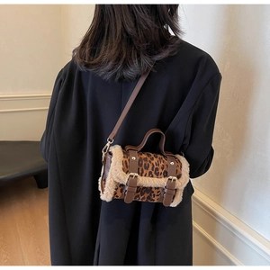 Détail du sac léopard avec bordure en peluche et boucle dorée pour un look rétro