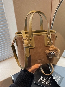 Sac seau vintage en daim marron avec poignées vertes et breloque peluche mignonne