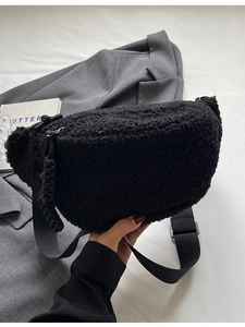 Minimalistische schwarze Teddy-Fleece Brusttasche für Damen mit verstellbarem Gurt