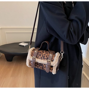 Détail du sac bandoulière léopard avec bordure en peluche et garnitures dorées